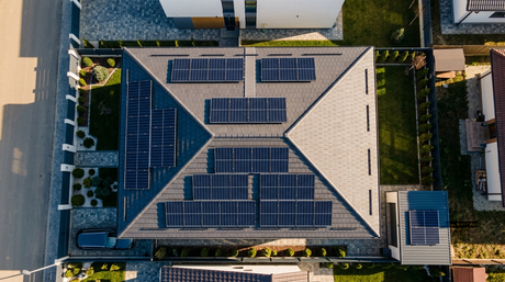 Vedere de sus a unui acoperiș cu panouri fotovoltaice montate cu distanțe de siguranță conform normativului P118-1/2025