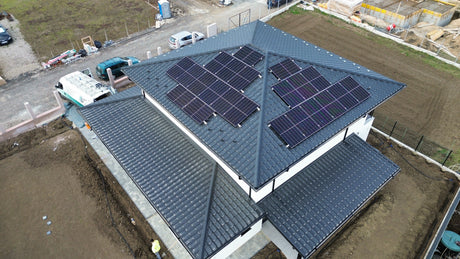 Sistem fotovoltaic rezidențial montat de HYT Energy pe acoperișul unei case din județul Iași