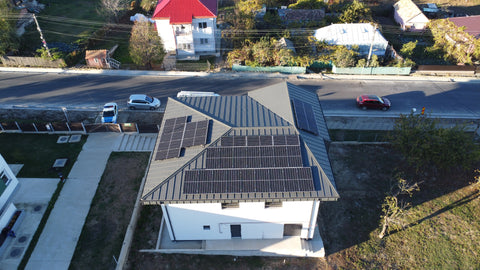 Vedere din dronă, panouri fotovoltaice pe casă din Botoșani