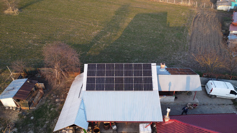Panouri fotovoltaice pe acoperiș de tablă, județul Neamț