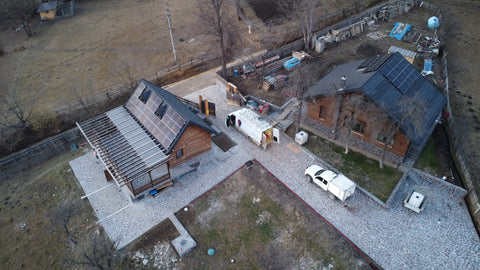 Vedere din dronă, casă cu panouri fotovoltaice în județul Neamț