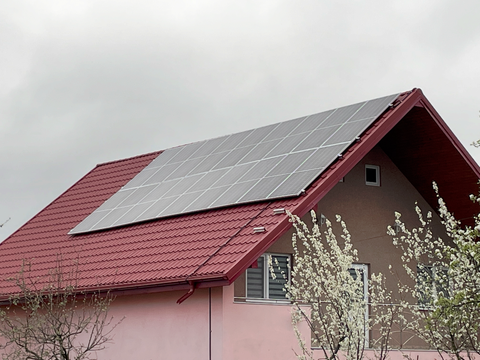Panouri fotovoltaice pe acoperiș roșu, Botoșani