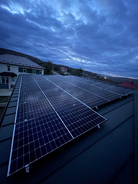 Panouri fotovoltaice pe acoperiș de tablă, Botoșani