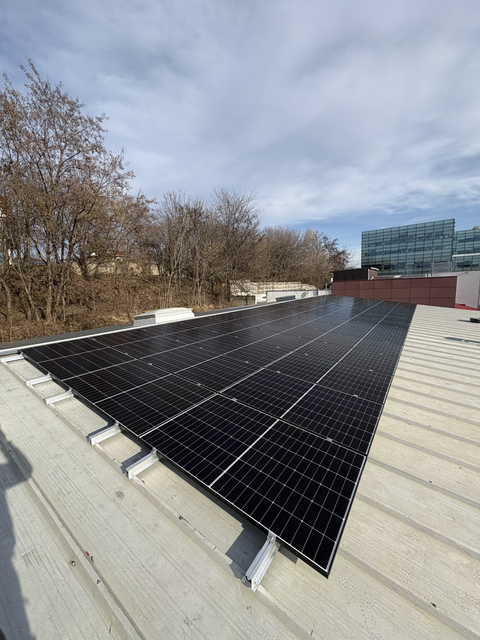 Sistem fotovoltaic pe hala unei firme