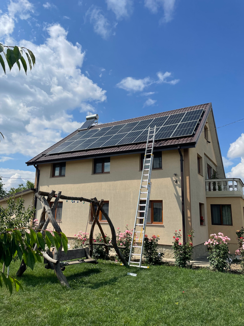 Montaj panouri fotovoltaice pe casă cu etaj