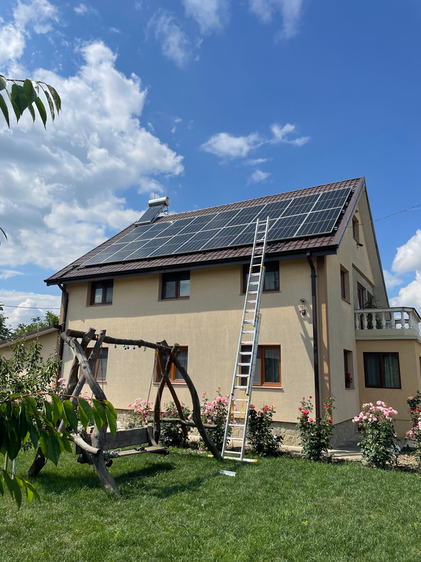 Montaj panouri fotovoltaice pe casă cu etaj din Iași