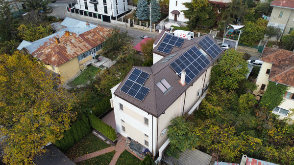 Vedere aeriană a unei case din Iași cu panouri fotovoltaice pe acoperiș