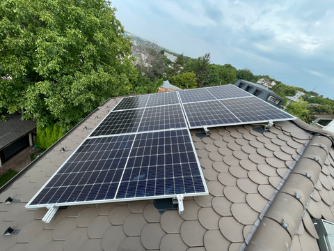 Panouri fotovoltaice pe acoperiș de țiglă