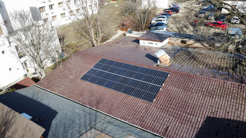 Panouri fotovoltaice montate pe acoperiș de tablă