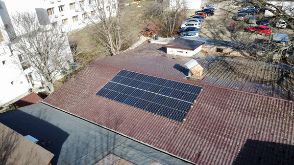 Panouri fotovoltaice montate pe acoperiș de tablă în județul Iași