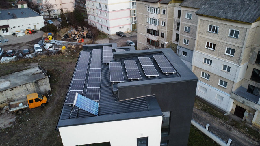 Sistem fotovoltaic montat de HYT Energy pe acoperișul unei clădiri din Piatra Neamț