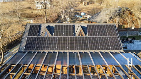 Montaj panouri fotovoltaice pe acoperiș de țiglă, Neamț
