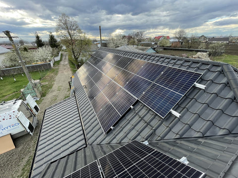 Panouri fotovoltaice pe acoperiș de țiglă în județul Suceava