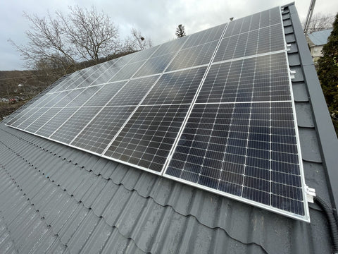 Panouri fotovoltaice pe acoperiș de tablă, județul Vaslui