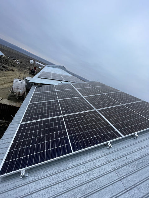 Detaliu montaj panouri fotovoltaice, Vaslui