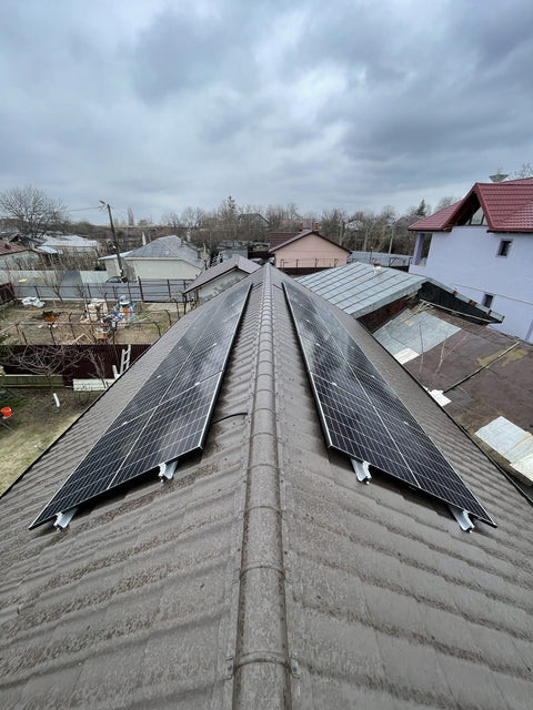 Montaj panouri fotovoltaice pe acoperiș din tablă, Vaslui